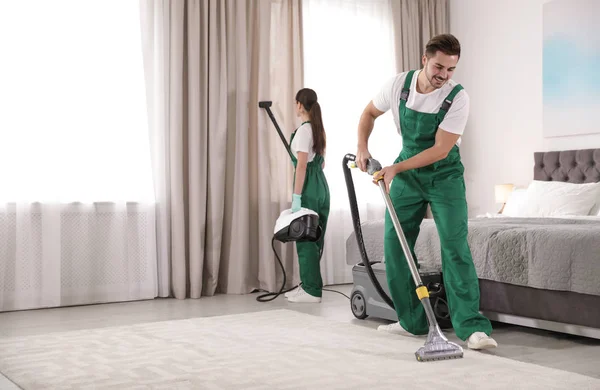 Equipo de limpieza de conserjes dormitorio con equipo profesional — Foto de Stock