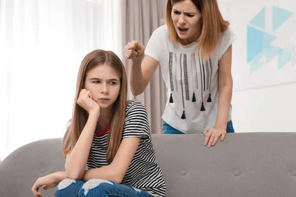 Matka besztanie jej nastolatek córka w Dom — Zdjęcie stockowe
