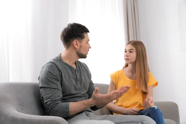 Vader praat met zijn tiener dochter thuis — Stockfoto
