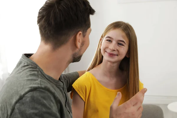 Padre hablando con su hija adolescente en casa —  Fotos de Stock