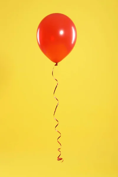 Φωτεινό μπαλόνι στο φόντο του χρώματος. Ώρα εορτασμού — Φωτογραφία Αρχείου