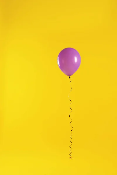 色の背景に明るい風船。祝賀時間 — ストック写真