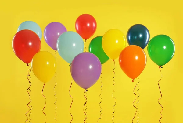 Jasne balony na kolorowym tle. Czas obchodów — Zdjęcie stockowe