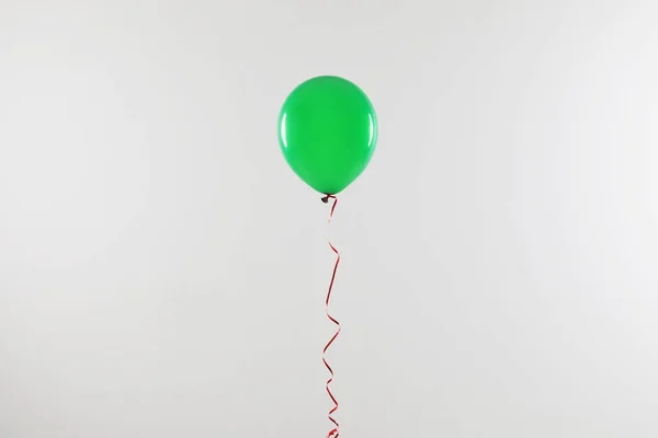 浅色背景上的明亮气球。庆祝时间 — 图库照片