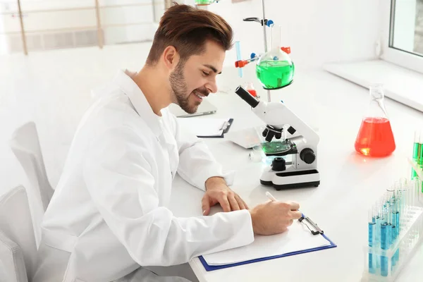 Estudante de medicina trabalhando em laboratório científico moderno — Fotografia de Stock