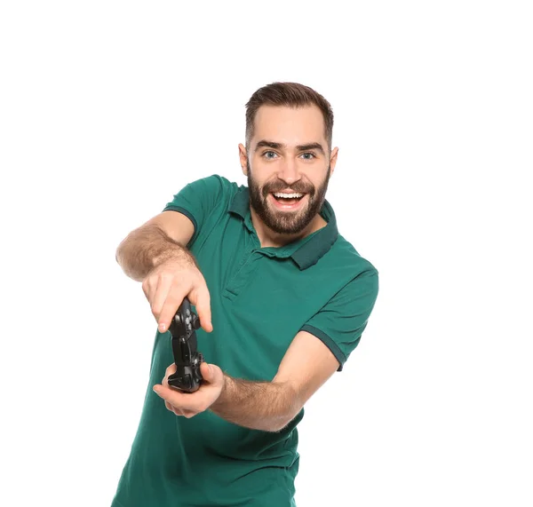 Эмоциональный молодой человек играет в видеоигры с контроллером изолированы на белом — стоковое фото