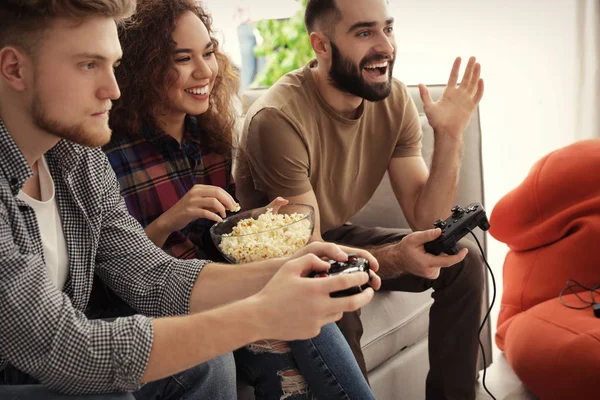 Amigos emocionales jugando videojuegos en casa — Foto de Stock