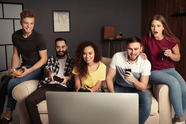 Amigos emocionales jugando videojuegos en casa — Foto de Stock