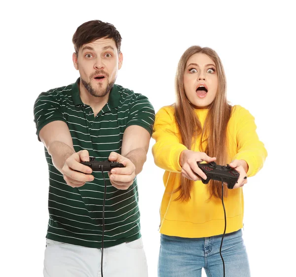 Coppia emotiva che gioca ai videogiochi con controller isolati su bianco — Foto Stock