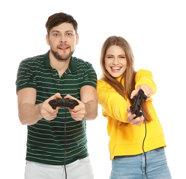 Pareja emocional jugando videojuegos con controladores aislados en blanco — Foto de Stock