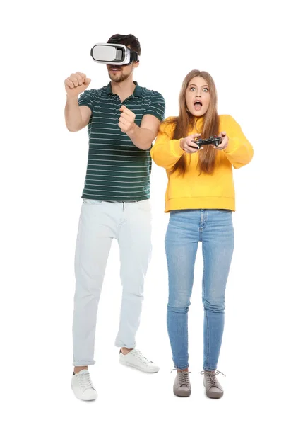 Homem vestindo fone de ouvido VR e mulher com controlador jogando jogos de vídeo isolados em branco — Fotografia de Stock