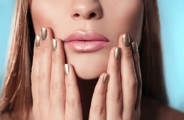 Hermosa mujer con esmalte de uñas con estilo en el fondo de color, primer plano —  Fotos de Stock