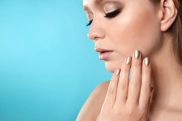 Hermosa mujer con esmalte de uñas con estilo en el fondo de color, espacio para el texto —  Fotos de Stock