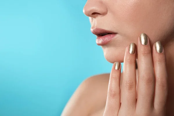 Hermosa mujer con esmalte de uñas con estilo en el fondo de color, primer plano. Espacio para texto —  Fotos de Stock