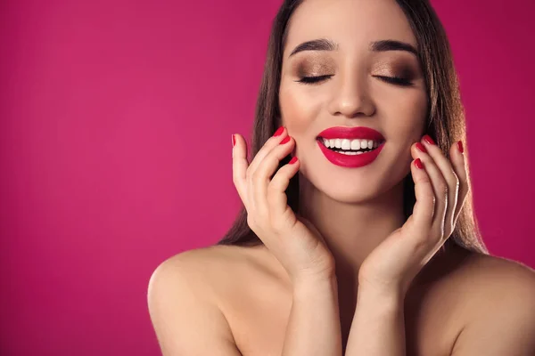 Hermosa mujer con esmalte de uñas con estilo en el fondo de color, espacio para el texto —  Fotos de Stock