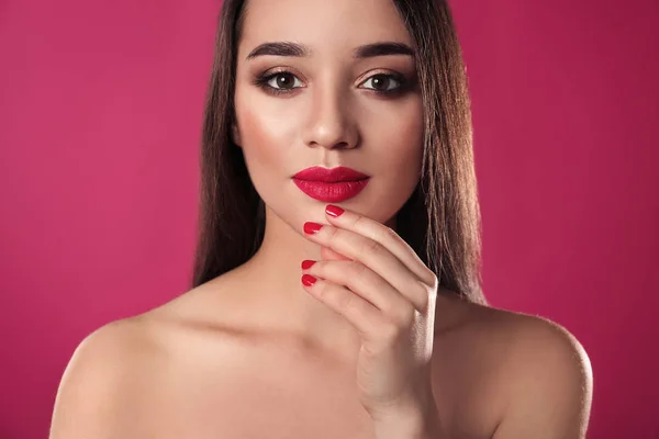 Hermosa mujer con esmalte de uñas con estilo en el fondo de color —  Fotos de Stock