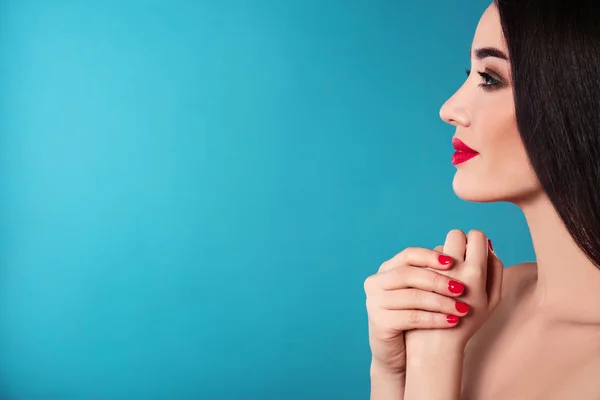 Mooie vrouw met stijlvolle nagellak op kleur achtergrond, ruimte voor tekst — Stockfoto