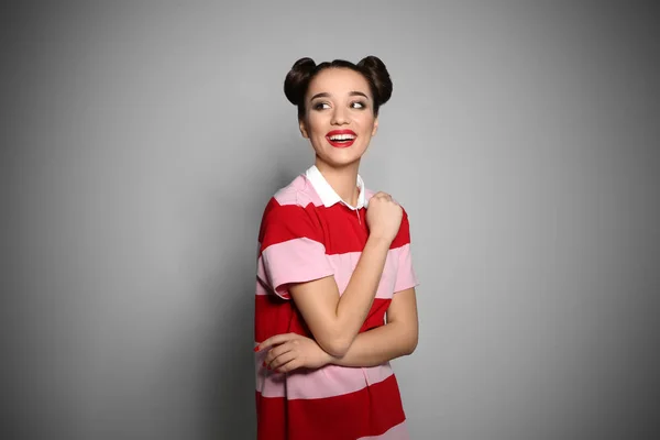 Retrato de una hermosa joven sobre fondo gris —  Fotos de Stock