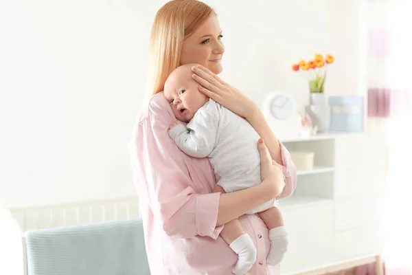 Glückliche Mutter und ihr Baby zu Hause — Stockfoto