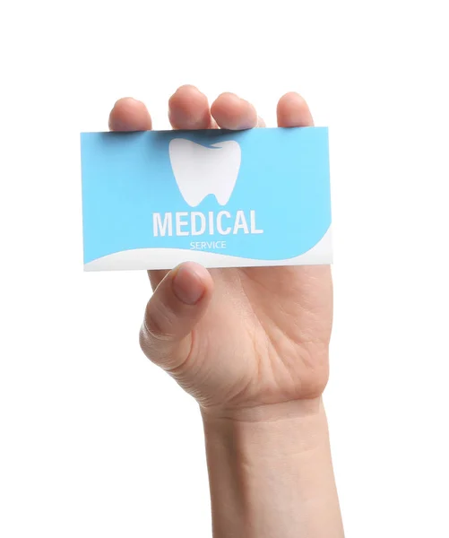 Mulher segurando cartão de visita isolado em branco, close-up. Serviço médico odontológico — Fotografia de Stock