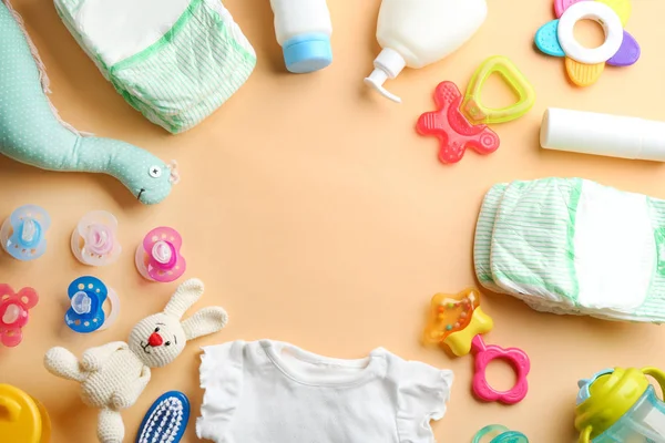 Renk arka plan üzerinde metin için bebek aksesuarları ve alanı ile düz yatıyordu kompozisyon — Stok fotoğraf