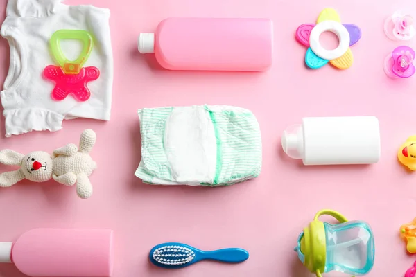 Plat lag samenstelling met baby accessoires op kleur achtergrond — Stockfoto