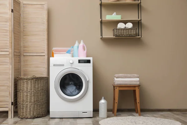 Сучасна пральна машина біля кольорової стіни в інтер'єрі пральної кімнати, простір для тексту — стокове фото