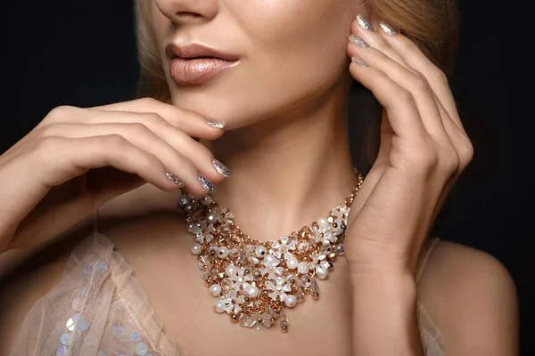 Mulher bonita com jóias elegantes no fundo escuro, close-up — Fotografia de Stock