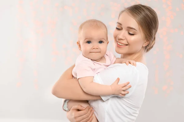 Ritratto di madre felice con il suo bambino contro le luci sfocate — Foto Stock