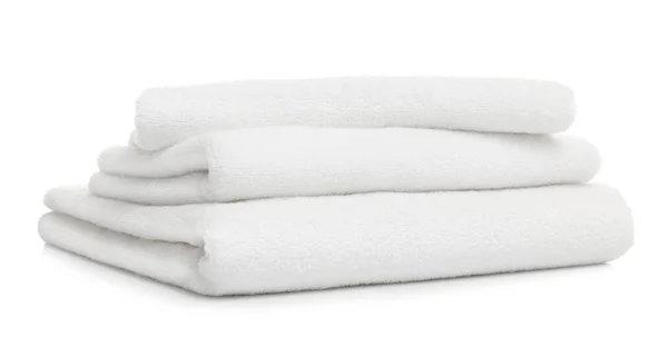 Pila de toallas plegadas limpias sobre fondo blanco — Foto de Stock