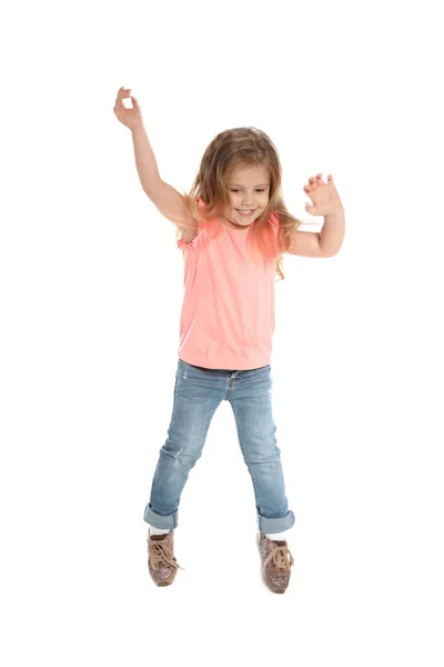 Красивая маленькая девочка прыгает на белом фоне — стоковое фото