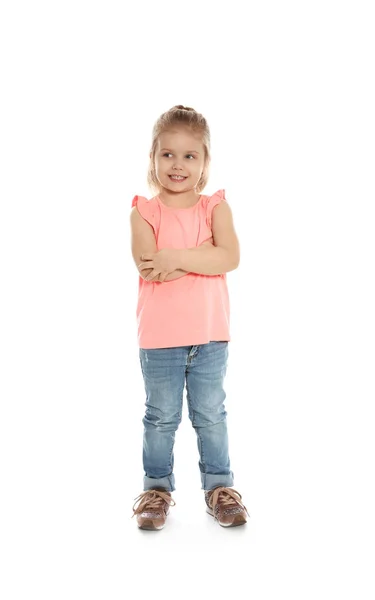 Potret panjang penuh gadis kecil yang lucu dengan latar belakang putih — Stok Foto