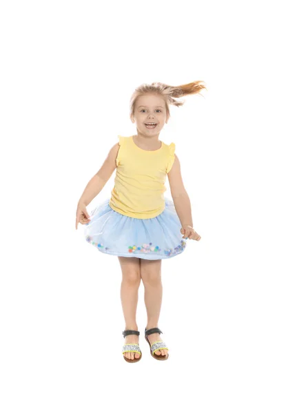 Hübsches kleines Mädchen springt vor weißem Hintergrund — Stockfoto