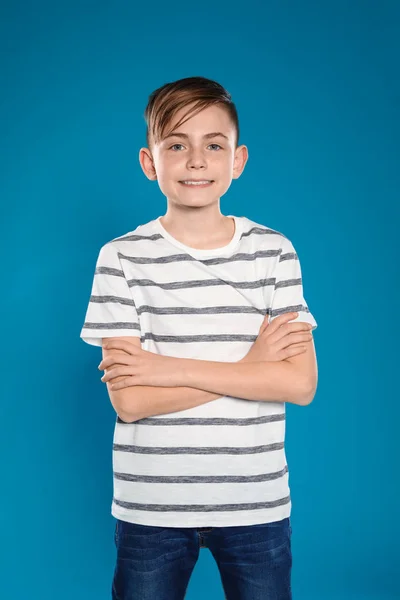 Porträt eines kleinen Jungen auf farbigem Hintergrund — Stockfoto