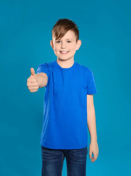 Porträtt av Little Boy på färg bakgrund — Stockfoto