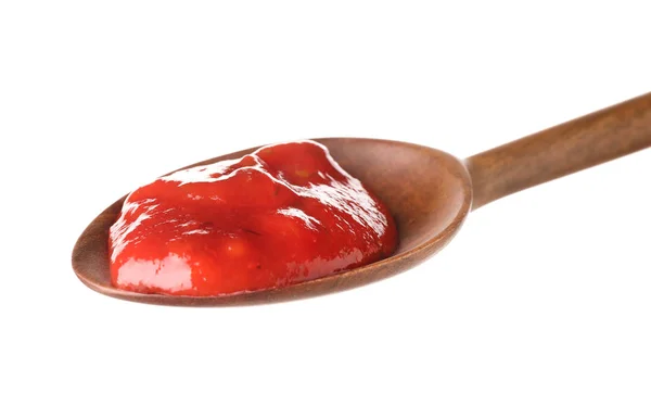 Lingură de lemn cu sos roșu pe fundal alb — Fotografie, imagine de stoc