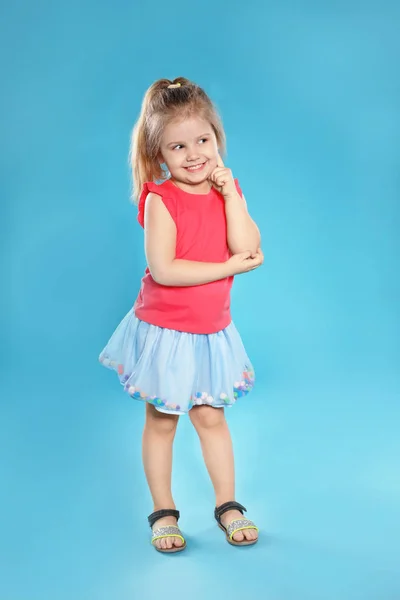 Pełna długość Portret Cute Little Girl przed kolorowym tłem — Zdjęcie stockowe