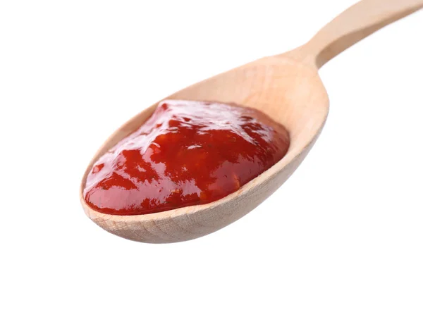 Cuchara de madera con salsa roja sobre fondo blanco — Foto de Stock