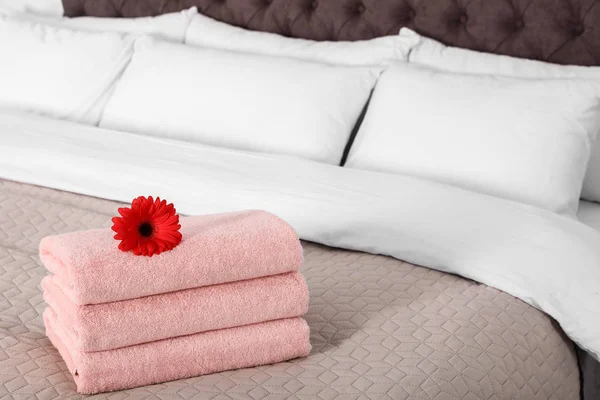 침실에 담요에 꽃 신선한 수건의 스택. 텍스트를 위한 공간 — 스톡 사진