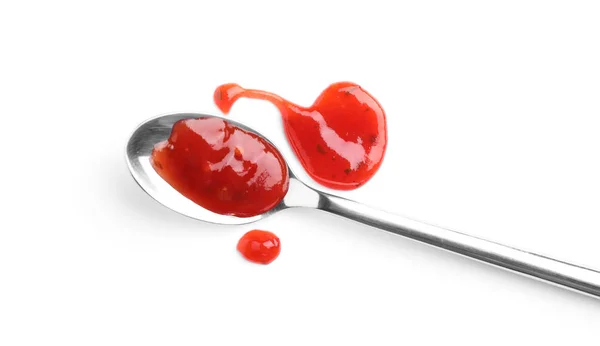 Μεταλλικό κουτάλι και κόκκινη σάλτσα σε λευκό φόντο, επάνω όψη — Φωτογραφία Αρχείου
