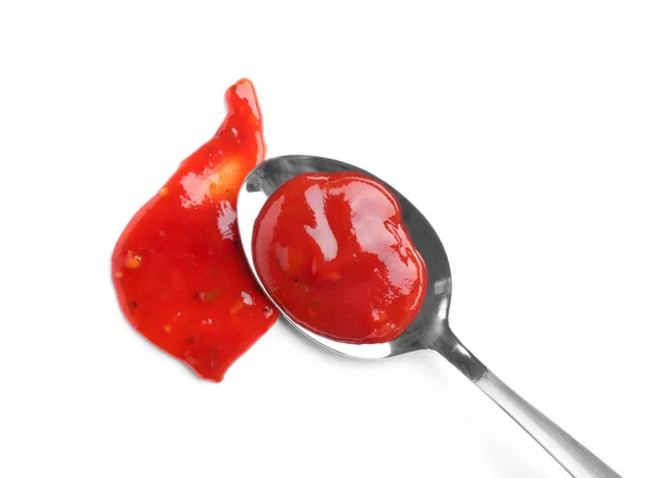 Cuchara de metal y salsa roja sobre fondo blanco, vista superior — Foto de Stock