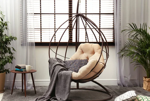 Elegante interior de la habitación moderna con silla oscilante —  Fotos de Stock