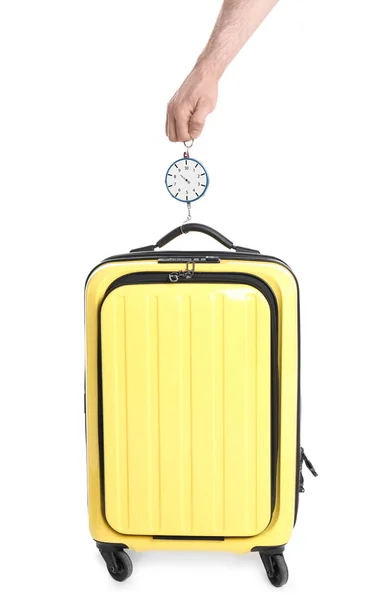 Uomo che pesa valigia elegante su sfondo bianco — Foto Stock
