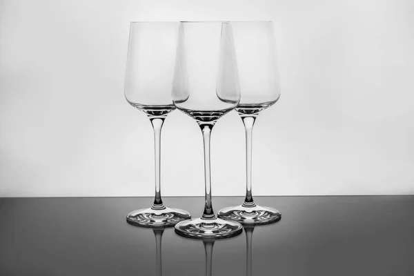 Verre à vin clair vide sur fond blanc — Photo