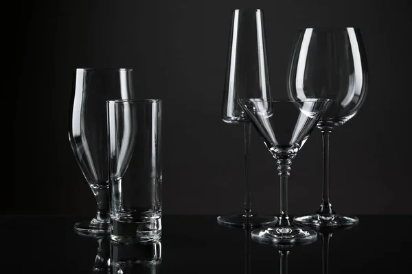 Verres vides pour différentes boissons sur fond sombre — Photo