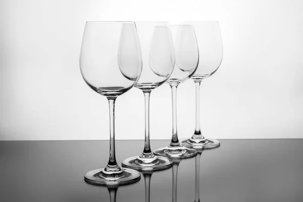 Fila de copas de vino vacías sobre fondo blanco — Foto de Stock