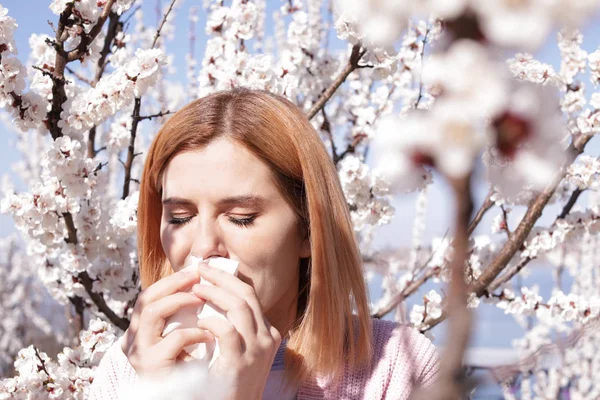 Женщина, страдающая сезонной аллергией на открытом воздухе в солнечный день — стоковое фото