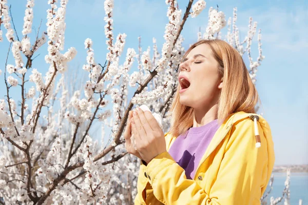 Kobieta cierpiąca na sezonową alergię na świeżym powietrzu, miejsce na tekst — Zdjęcie stockowe