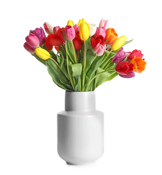 Vaso com belas flores de tulipa primavera no fundo branco — Fotografia de Stock