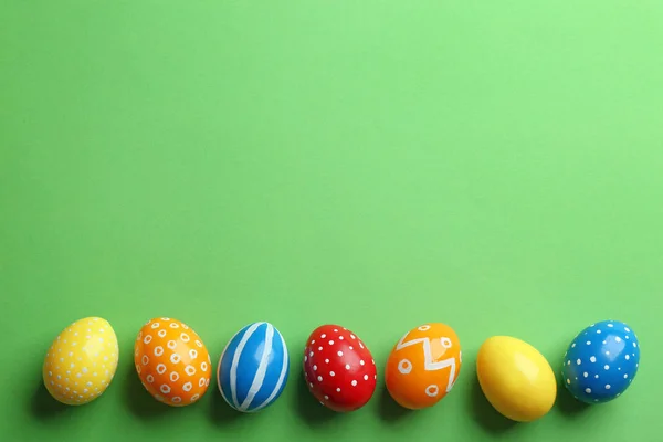 Düz renkli arka plan, metin için yer yumurta boyalı Paskalya bileşimi lay — Stok fotoğraf